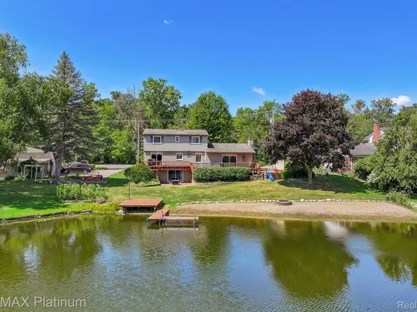 881 Bogie Lake Rd, White Lake, MI 48383