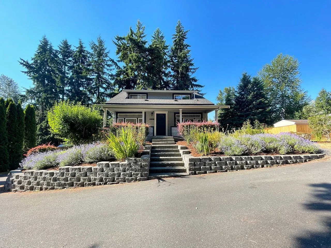4 bed, 2400 sqft, $3,990 — Photo 2