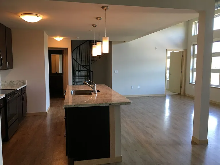 902 Drake St — Photo 116