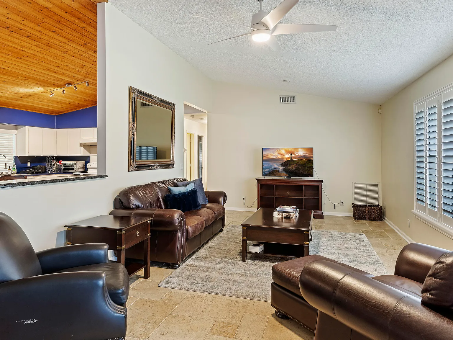 3 bed, 2.0 bath, 1753 sqft, $3,900 — Photo 2