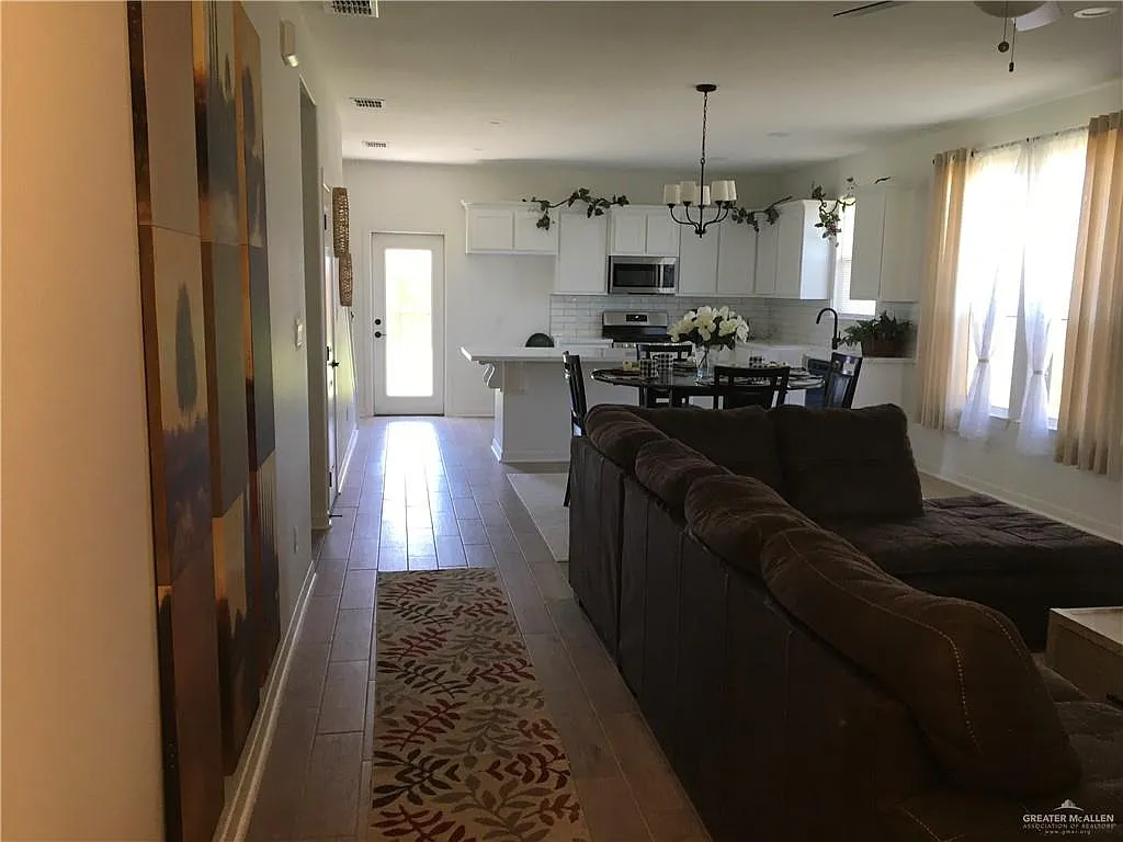 3 bed, 2.5 bath, 1725 sqft, $2,500 — Photo 2