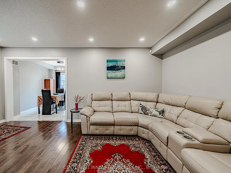 28 Samandria Ave #UPPER — Photo 11