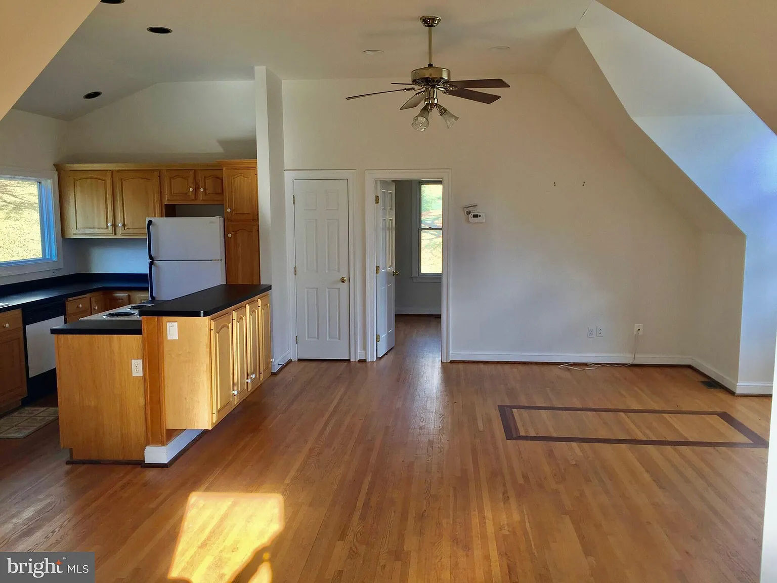 1 bed, 1.0 bath, 3810 sqft, $2,200 — Photo 4