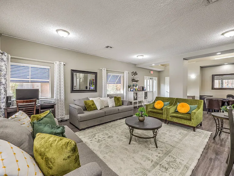 Silver Stream Apartments — Photo 14