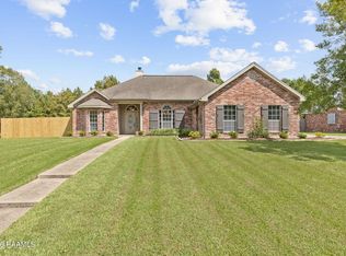 211 Longpointe Rd, Youngsville, LA 70592