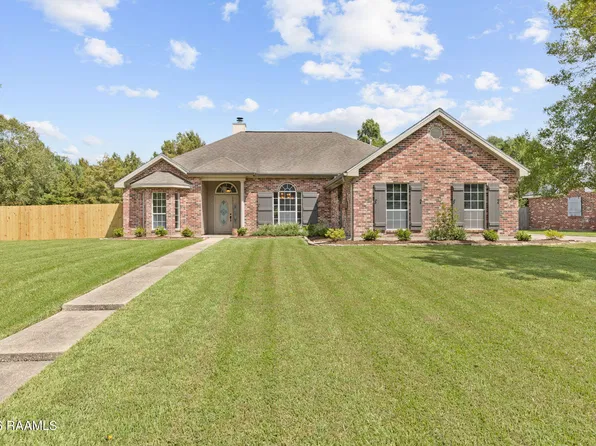 211 Longpointe Rd, Youngsville, LA 70592