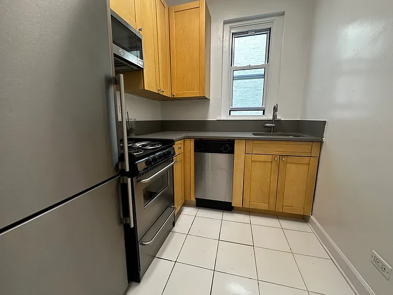 217 E 66th St #404 — Photo 3