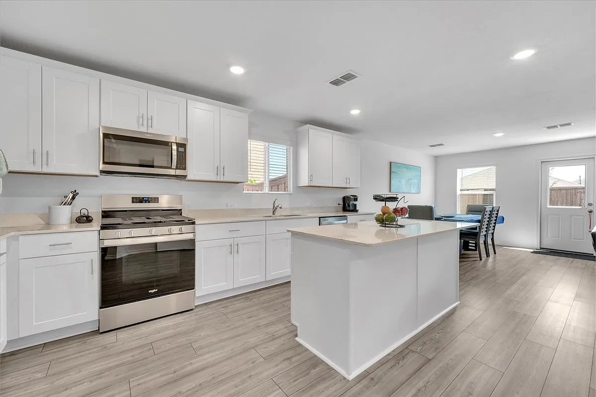 3 bed, 2.5 bath, 2108 sqft, $2,200 — Photo 4