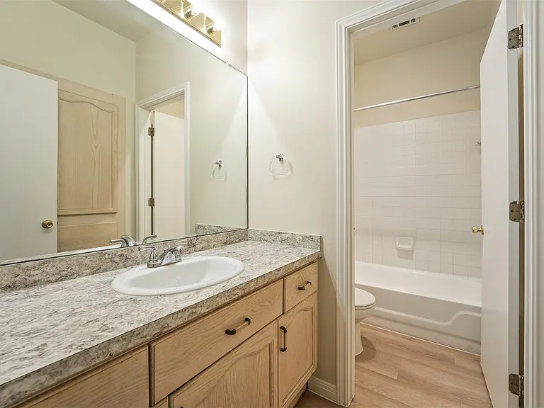 502 Gregory Ct — Photo 17