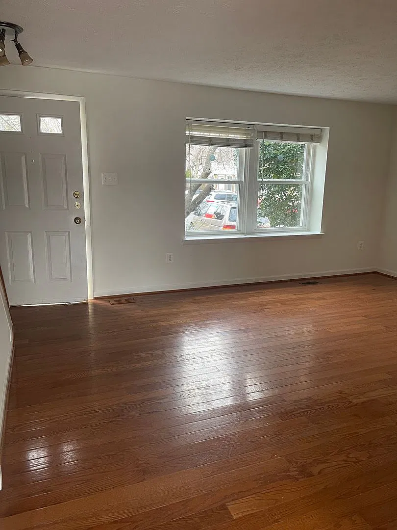 3 Level Townhouse With Wood Floor On All 3 Levlel — Photo 4
