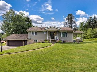 11 E Townhall Rd, Waterford, PA 16441