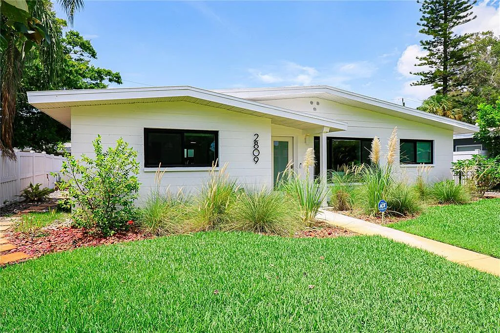 2 bed, 1.0 bath, 1096 sqft, $2,900 — Photo 2