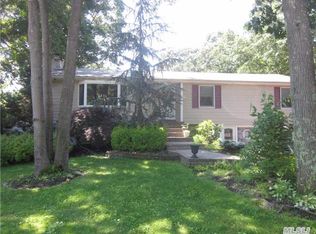 60 Ozark St, Ronkonkoma, NY 11779