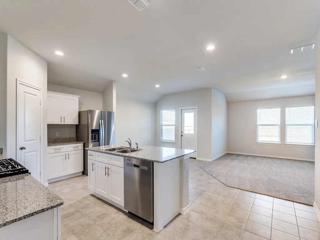548 Bronze Cir W — Photo 2