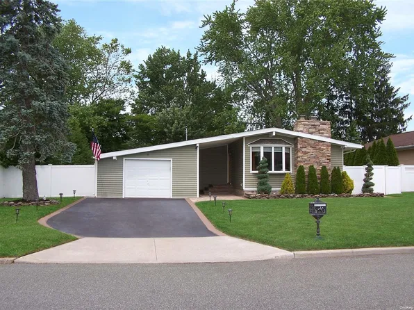 17 Farner Avenue, Selden, NY 11784