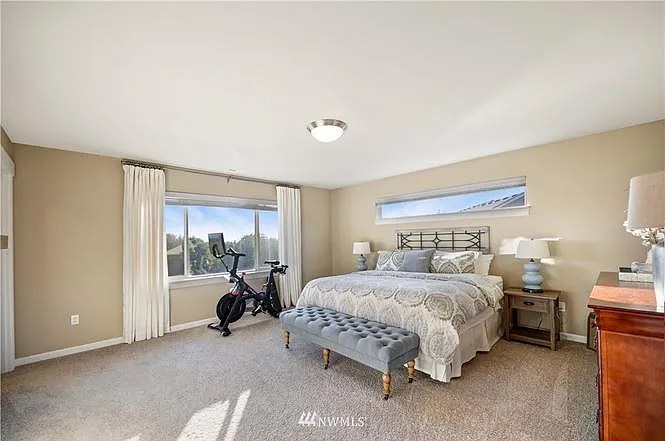 4 bed, 2.5 bath, 2368 sqft, $4,100 — Photo 4