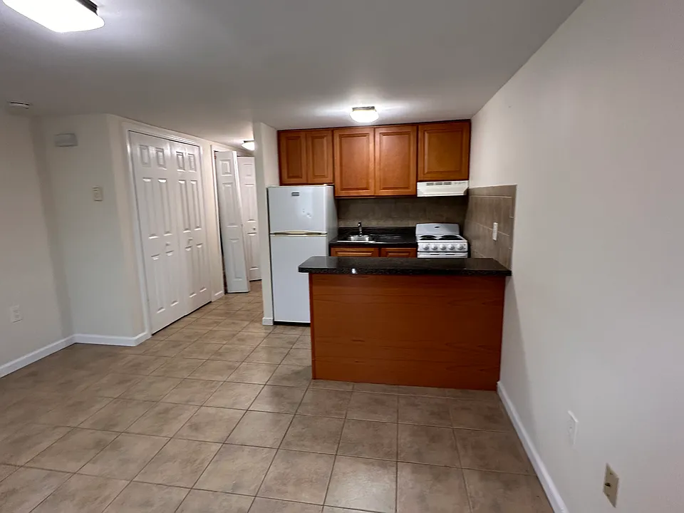 202-204 Balcom Ave #1G