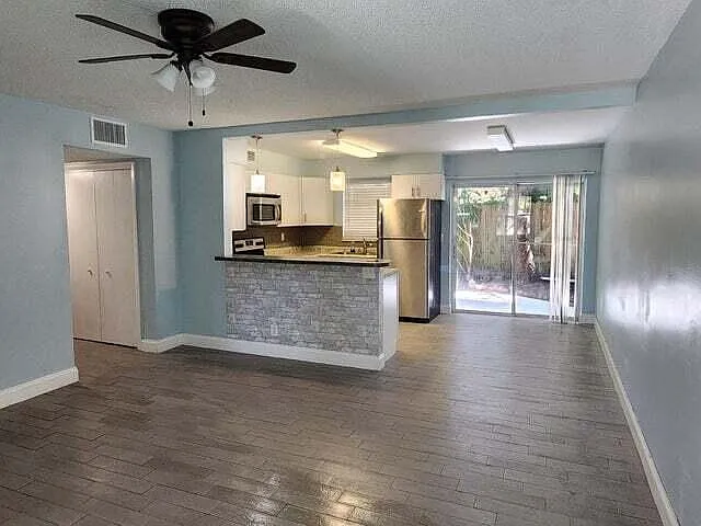 2 bed, 2.0 bath, 890 sqft, $1,900 — Photo 2