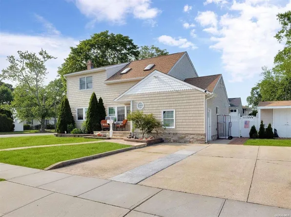 101 Fulton Street, Massapequa Park, NY 11762