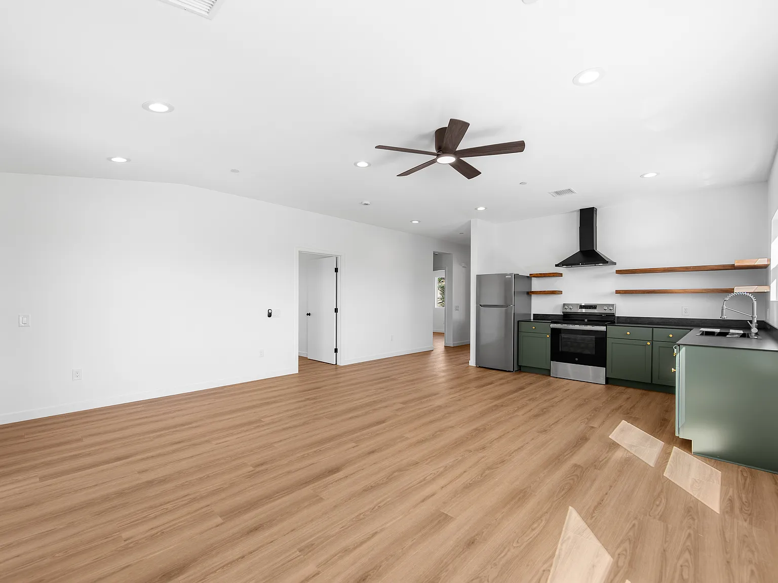 2 bed, 1100 sqft, $2,200 — Photo 4