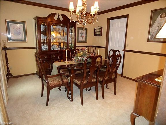 3rd image of 460 Gloucester Cir