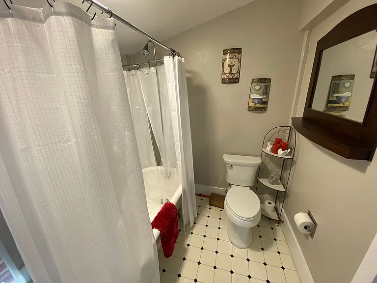 2902 E Grand St — Photo 17