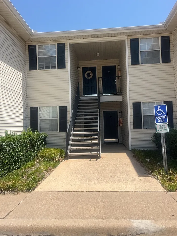 2 bed, 2.0 bath, 936 sqft, $1,275 — Photo 2