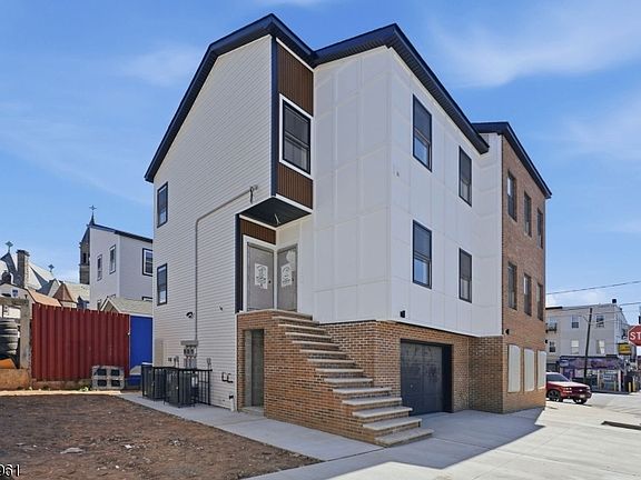 3rd image of 34 Parkhurst St