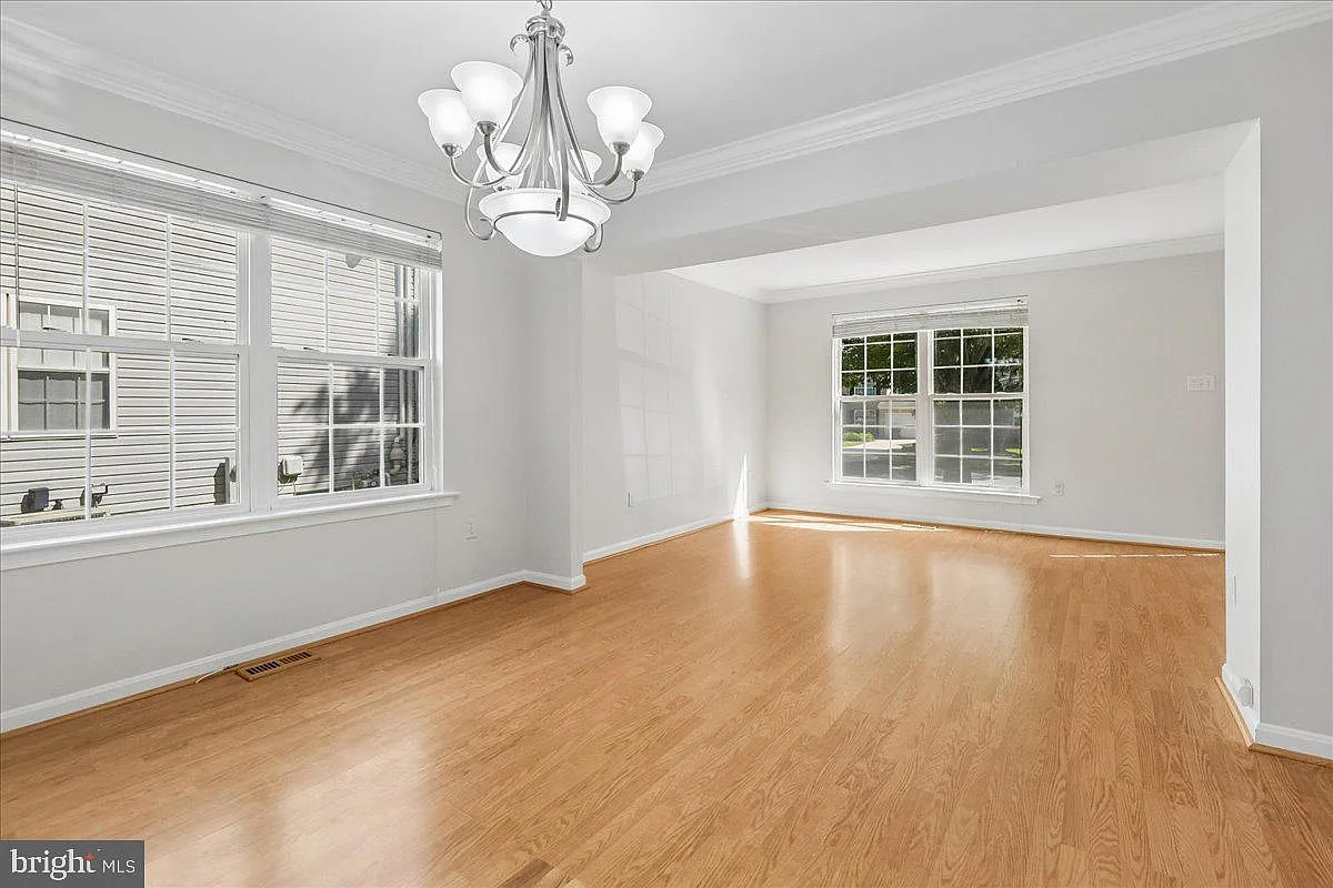 4 bed, 3.5 bath, 2160 sqft, $4,500 — Photo 2