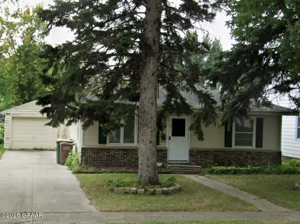 605 12th St NW, East Grand Forks, MN 56721