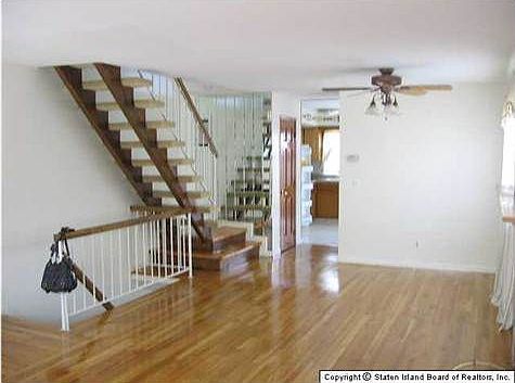 5th image of 439 Travis Ave