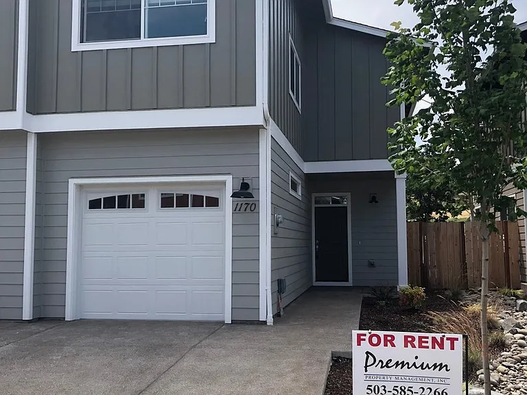 Large Duplex in South Salem! — Photo 2