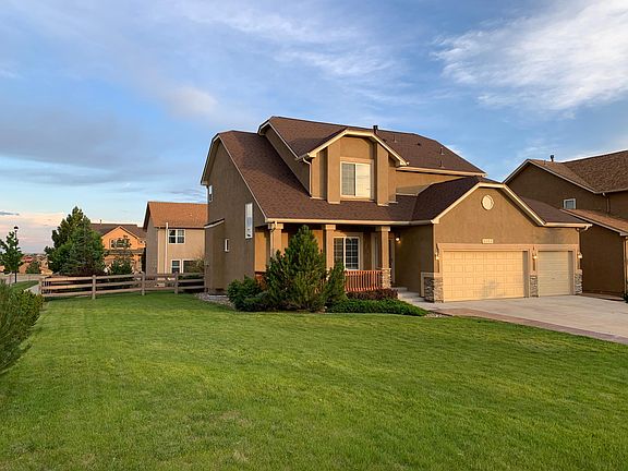 Front of property to show the meticulously kept lawn