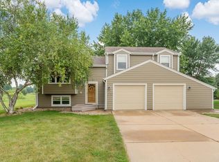 2712 S Sandstone Cir, Sioux Falls, SD 57103