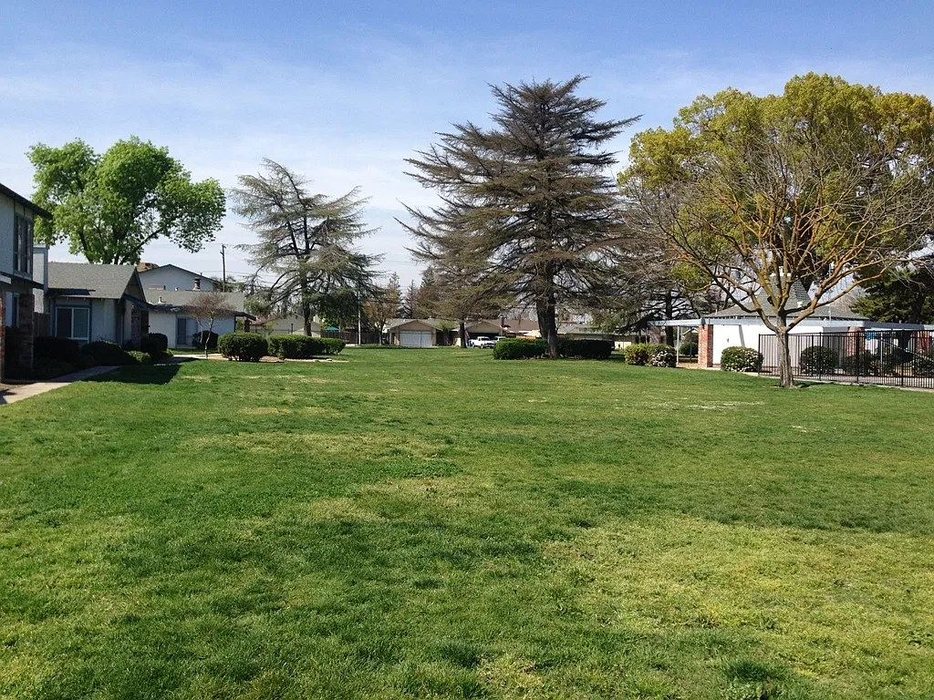 Nice townhome located in a gated community — Photo 4