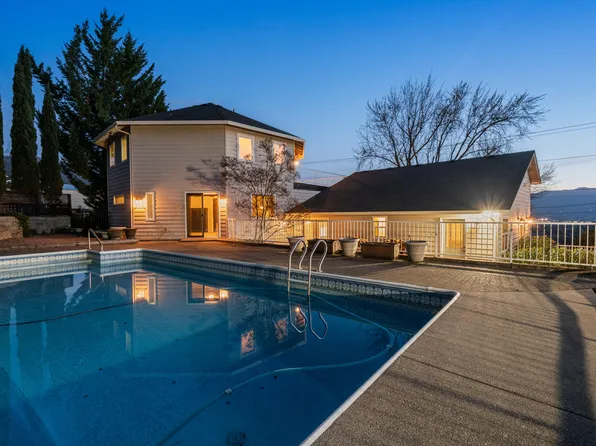 4935 Cherry Ln, Medford, OR 97504