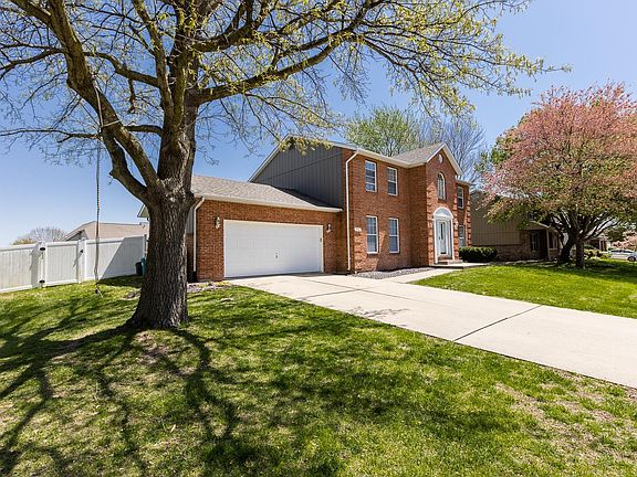 3rd image of 914 Woodlake Ct