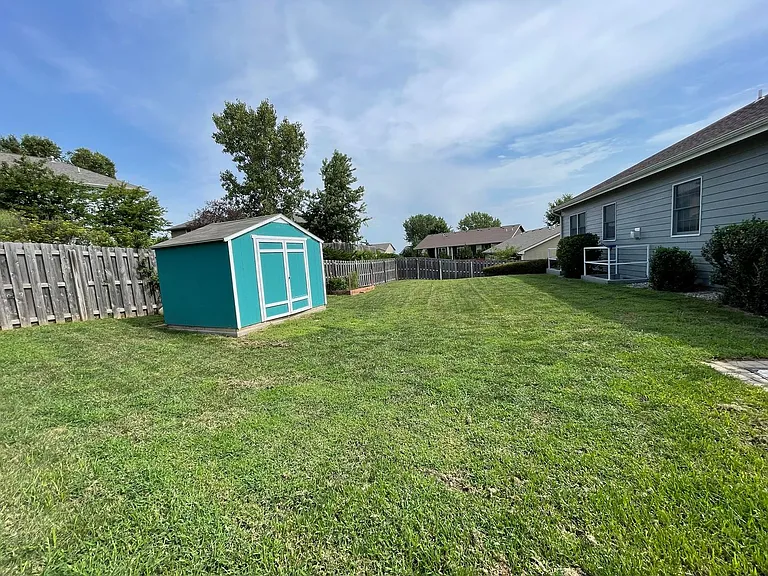825 Locharno Dr — Photo 5