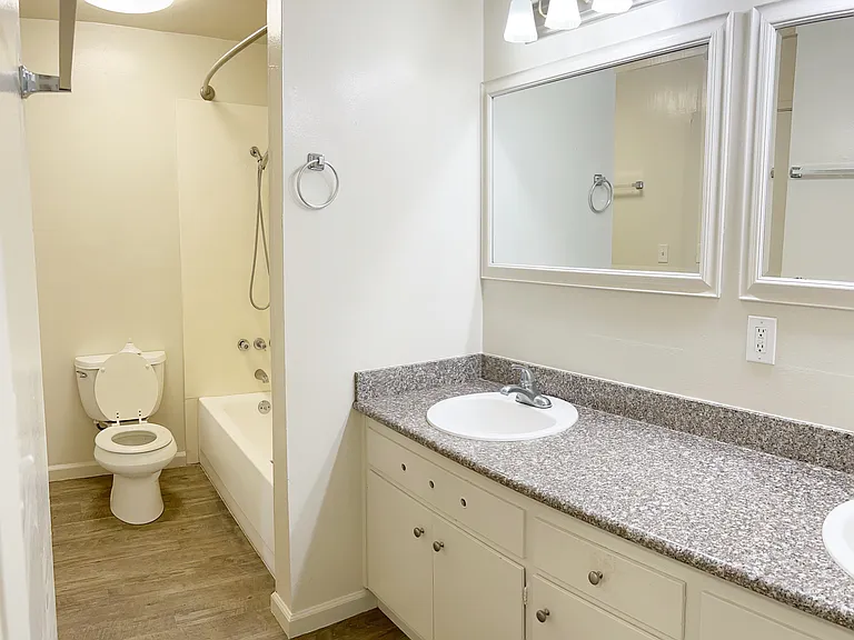 Otis Terrace Apartments — Photo 17
