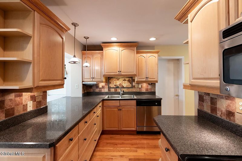 4th image of 903 8th Avenue