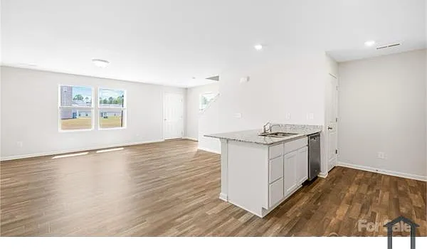 3 bed, $1,650 — Photo 4