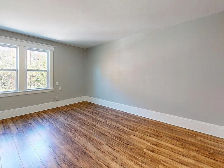 3149 W 32nd St — Photo 31