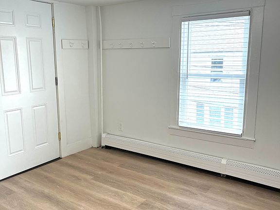 entry/dining area with coat hooks