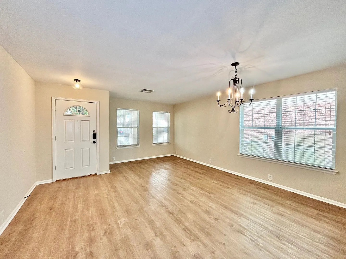 Beautiful 2 Story Home! — Photo 2