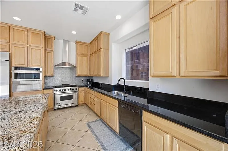 4 bed, 3.0 bath, 2333 sqft, $3,120 — Photo 4
