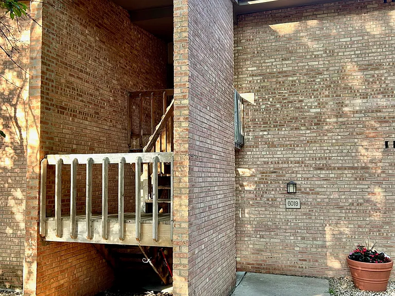 6019 Forest View Rd #2B — Photo 1