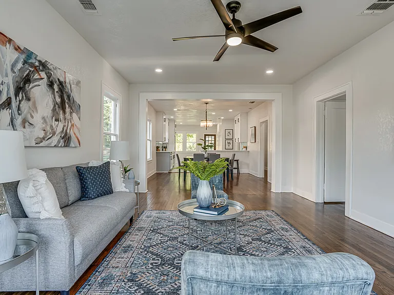 2035 W Summit Ave — Photo 1