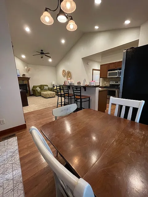 2 bed, 1008 sqft, $3,000 — Photo 3