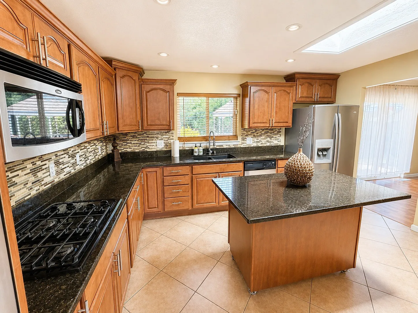 4 bed, 2735 sqft, $3,000 — Photo 2