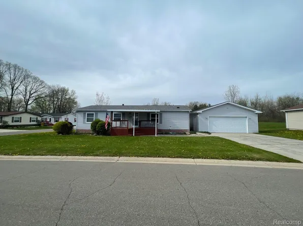 11383 Harbor Cv, Fenton, MI 48430
